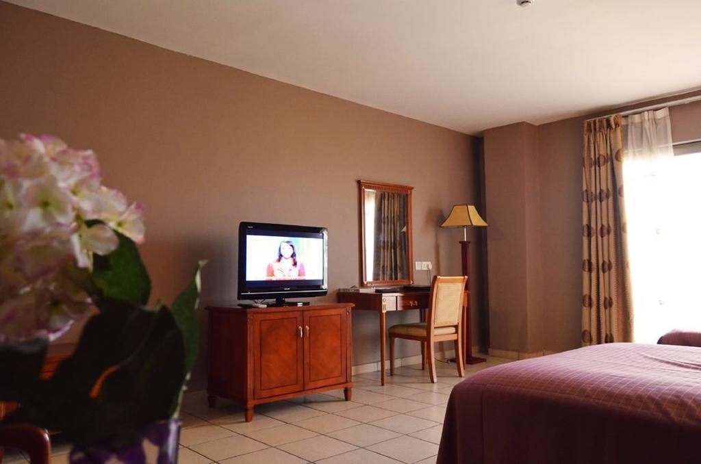 Mensvic Grand Hotel Akkra Zimmer foto